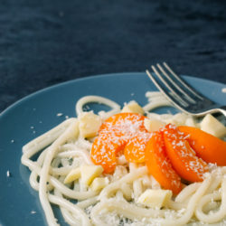 Spaghetti molecolari al cioccolato bianco immagine