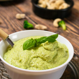 Pesto di Broccoli Vegano e Paleo immagine